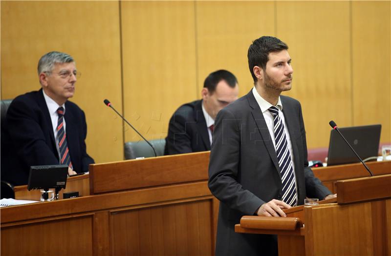 Zastupnik Ivan Pernar iskoristio 4 minute za saborskom govornicom za šutnju