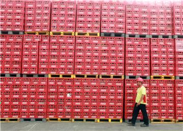 (FILE) INDONESIA ECONOMY COCA COLA