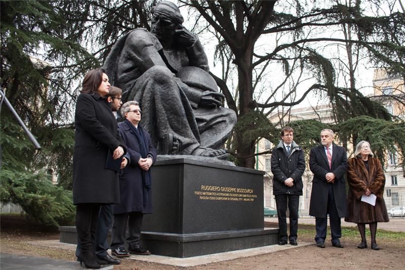 U središtu Milana otkriven spomenik Ruđeru Boškoviću, djelo Ivana Meštrovića