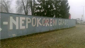 Zaštićeni natpis "Osijek - nepokoreni grad" oštećen grafitom