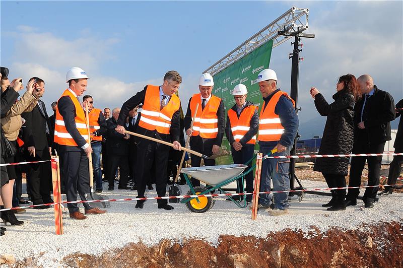 Državni vrh na svečanosti polaganja kamena temeljca za početak izgradnje Galenskog laboratorija