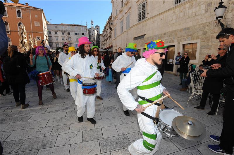 Splitski karneval, vjenčali se Ivan Pernar i Ava Karabatić