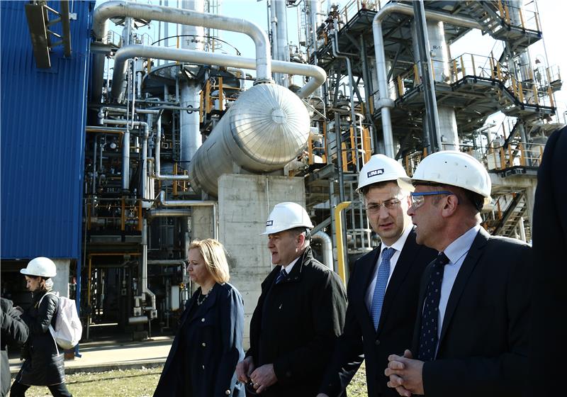 PM and government officials visit Sisak refinery