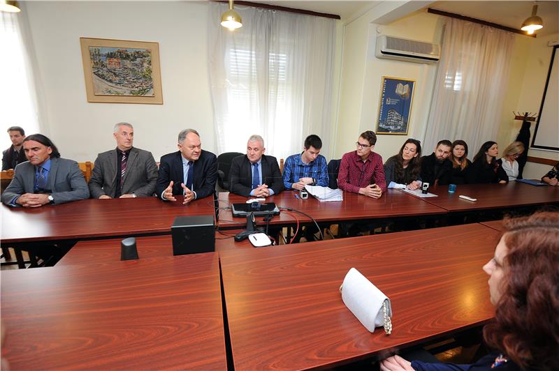 Rektor Anđelinović potpisao ugovor sa studentima o dodjeli sredstava