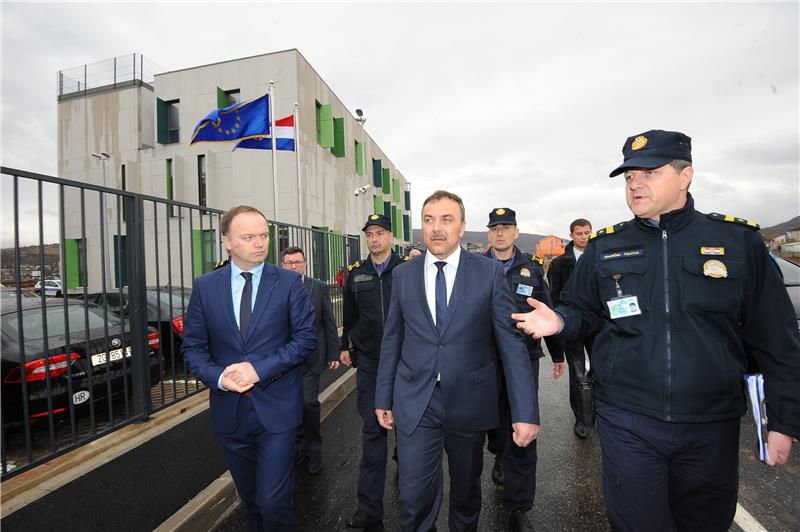 Minister Orepic visits Trilj migrant reception centre