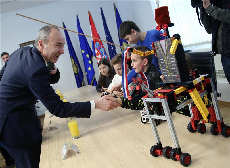 Ministar Krstičević primio mlade hrvatske robotičare