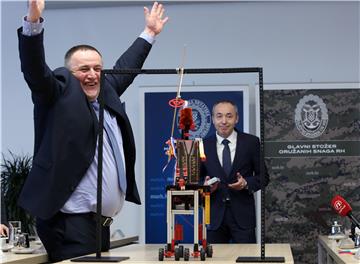 Ministar Krstičević primio mlade hrvatske robotičare