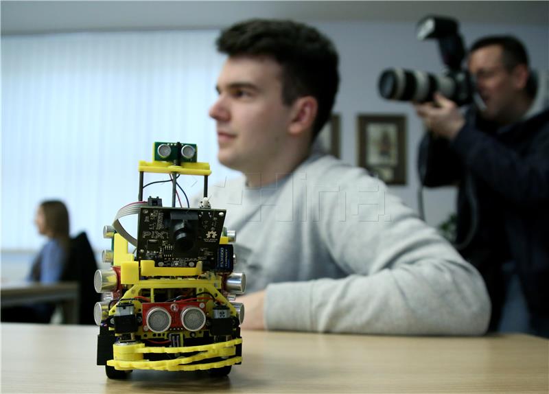 Ministar Krstičević primio mlade hrvatske robotičare