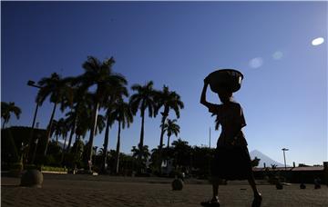 EL SALVADOR WOMEN