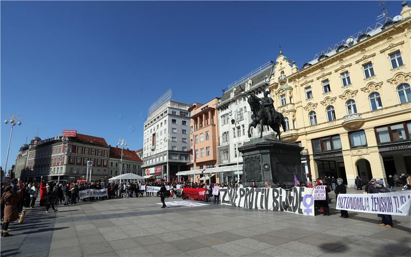 Prosvjed na Trgu povodom Međunarodnog dana žena "Žene protiv bijede"