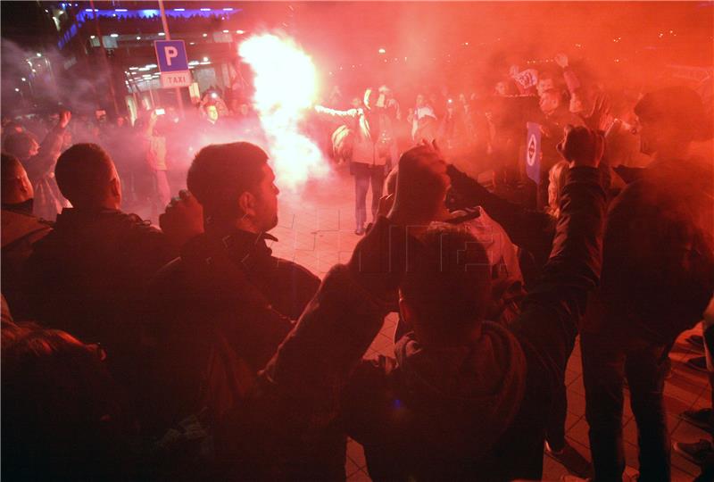 Preko tisuću navijača Rijeke krenulo brodom u Split