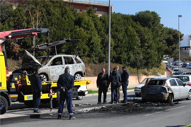 Split: jedan automobil izgorio u potpunosti, drugi djelomično