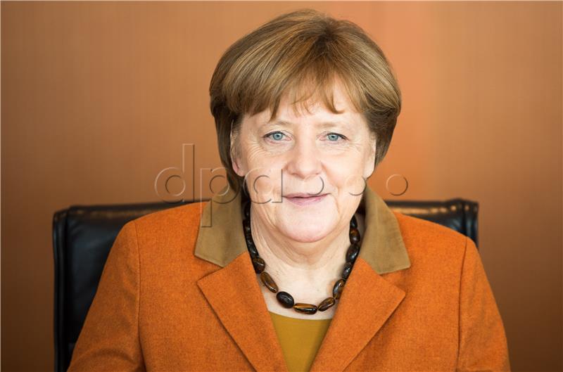 Fotomontaža Merkel kao Hitlera na naslovnici turskog dnevnika