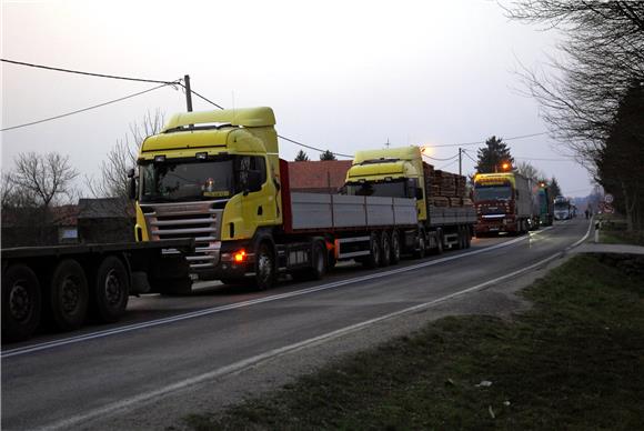 Šljunak s kamiona zasuo i ozlijedio dvije djevojke