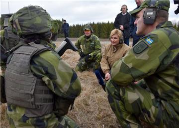 Croatian president, Swedish defence minister talk compulsory conscription