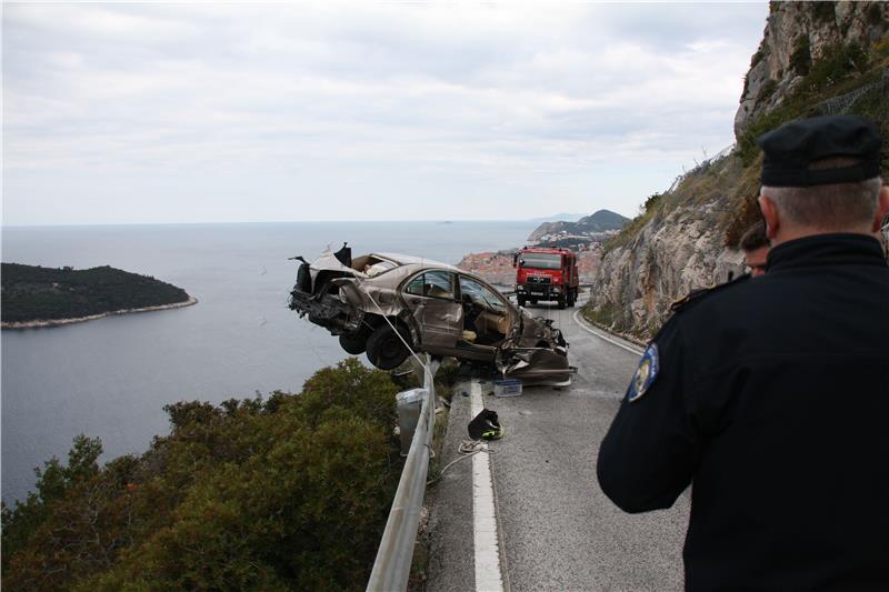 Dubrovnik: 89-godišnjakinja automobilom sletjela s magistrale niz 30-ak metara litice, živa prevezena u OB Dubrovnik