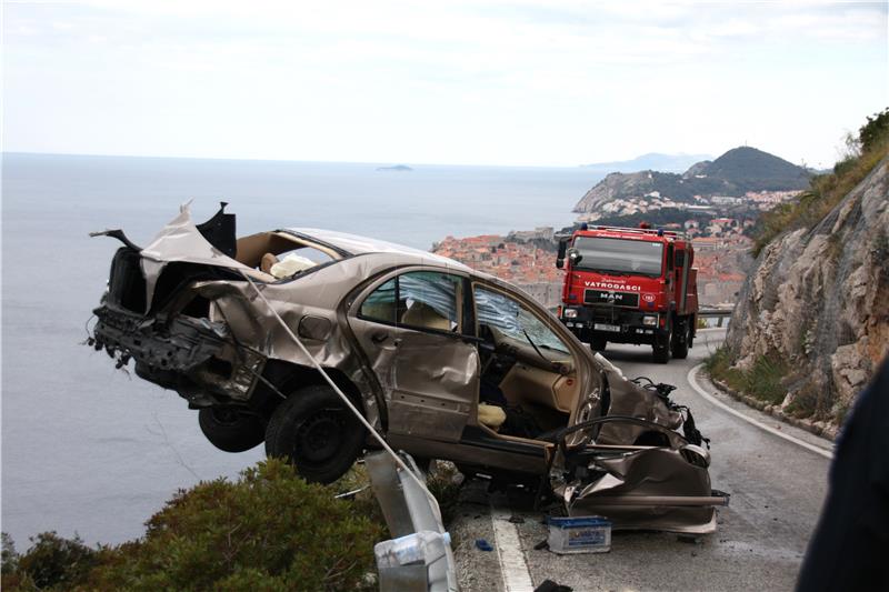 Dubrovnik: 89-godišnjakinja automobilom sletjela s magistrale niz 30-ak metara litice, živa prevezena u OB Dubrovnik