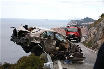 Dubrovnik: 89-godišnjakinja automobilom sletjela s magistrale niz 30-ak metara litice, živa prevezena u OB Dubrovnik