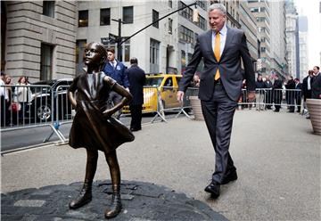 USA NEW YORK FEARLESS GIRL STATUE