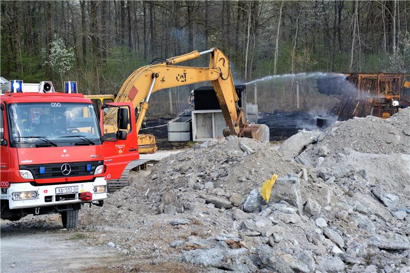 Karlovac: Nekontrolirano paljenje otpada u tvrtci Beton-Lučko