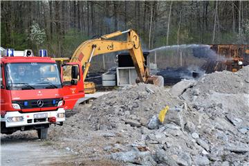 Karlovac: Nekontrolirano paljenje otpada u tvrtci Beton-Lučko