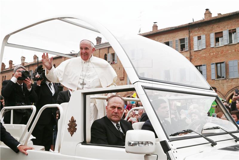 Papa u sjevernoj Italiji obnovljenoj nakon potresa 2012. 