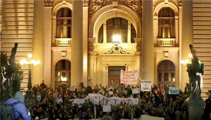 Srbija: Sindikati policije i vojske pridružit će se prosvjedima mladih protiv Vučića