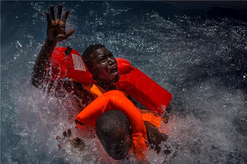 Nestalo stotinu migranata nakon potonuća čamca kod Libije