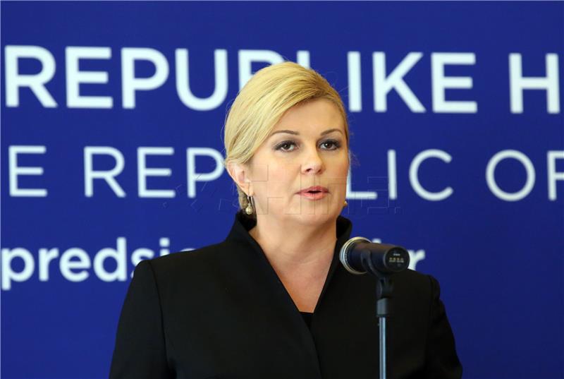 Uskrsna čestitka predsjednice Grabar Kitarović mons. Puljiću, kardinalu Bozaniću i mitropolitu Periću