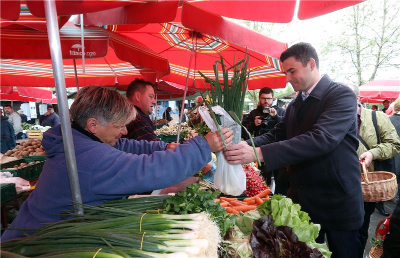 Bernardić dijelio pisanice na tržnici u Španskom