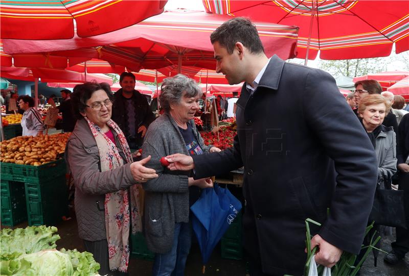 Bernardić dijelio pisanice na tržnici u Španskom