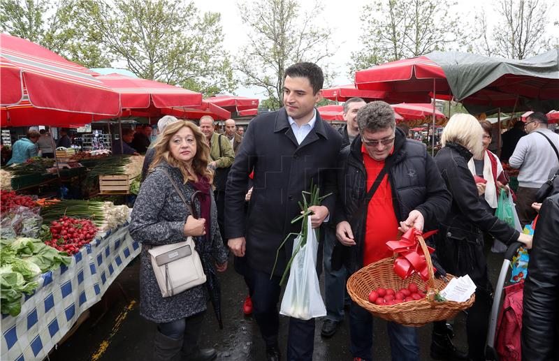 Bernardić dijelio pisanice na tržnici u Španskom