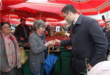 Bernardić dijelio pisanice na tržnici u Španskom