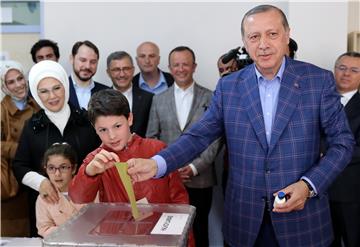 Erdogan glasao na povijesnom referendumu o uvođenju predsjedničkog sustava