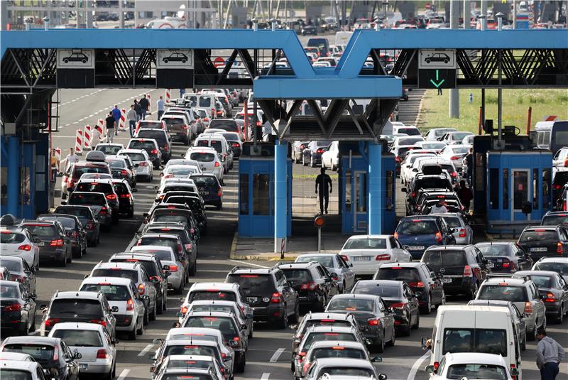 Traffic periodically intensified at border crossings