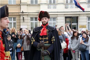 Počasna satnija Kravat pukovnije započela s osmom sezonom održavanja ceremonije Smjene straže