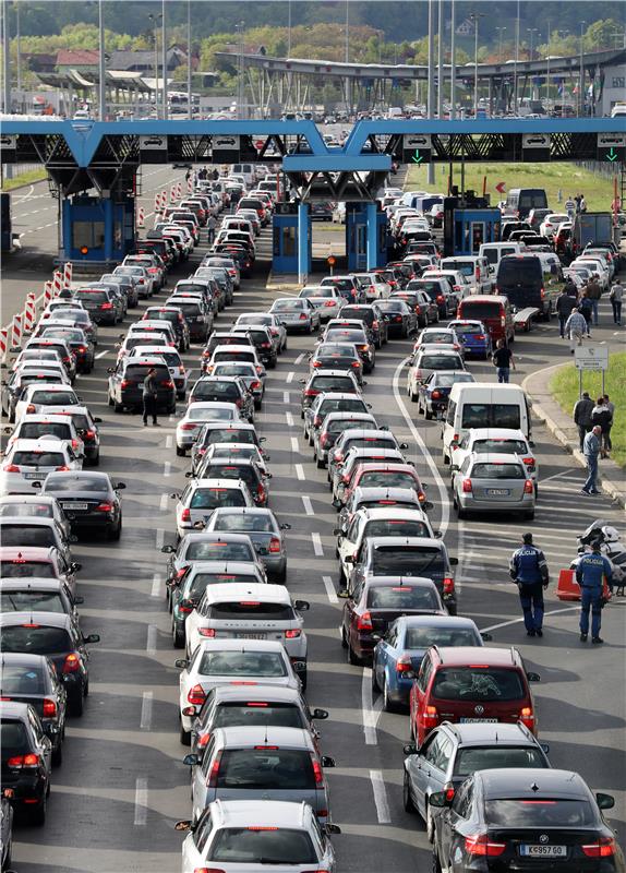 Systematic checks cause delays at border crossings