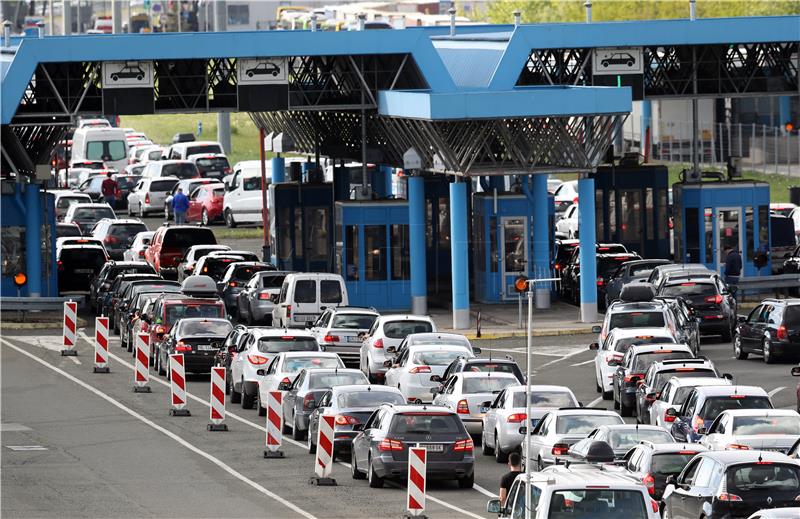 Systematic checks cause delays at border crossings