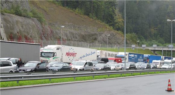 Čekanja pri ulasku u Sloveniju, najviše na Bregani i Macelju