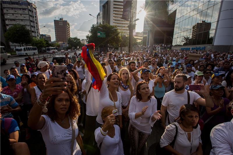 Venezuelska oporba započela "majku svih prosvjeda" protiv Madura, ubijen mladić