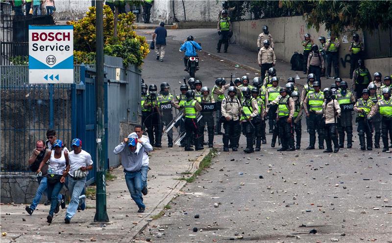 Policija suzavcem rastjeruje venezuelsku oporbu u Caracasu