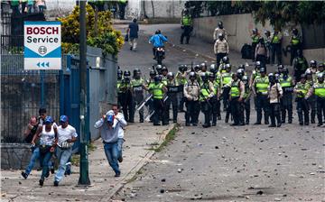 Policija suzavcem rastjeruje venezuelsku oporbu u Caracasu