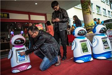 CHINA PHOTO SET ROBOTS IN A NURSING HOME