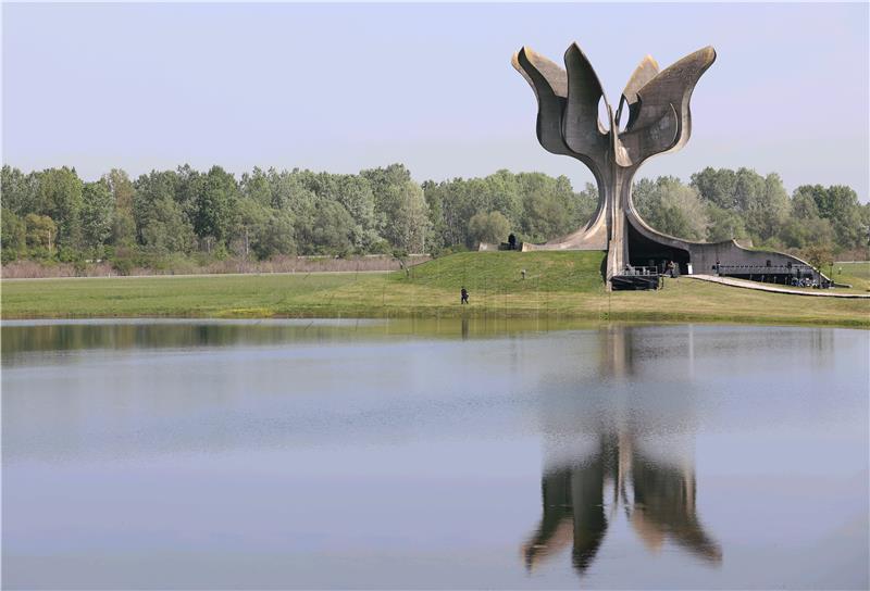 Spomen područje Jasenovac uoči komemoracije u znak sjećanja na žrtve logora Jasenovac