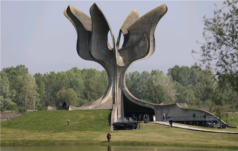 Spomen područje Jasenovac uoči komemoracije u znak sjećanja na žrtve logora Jasenovac