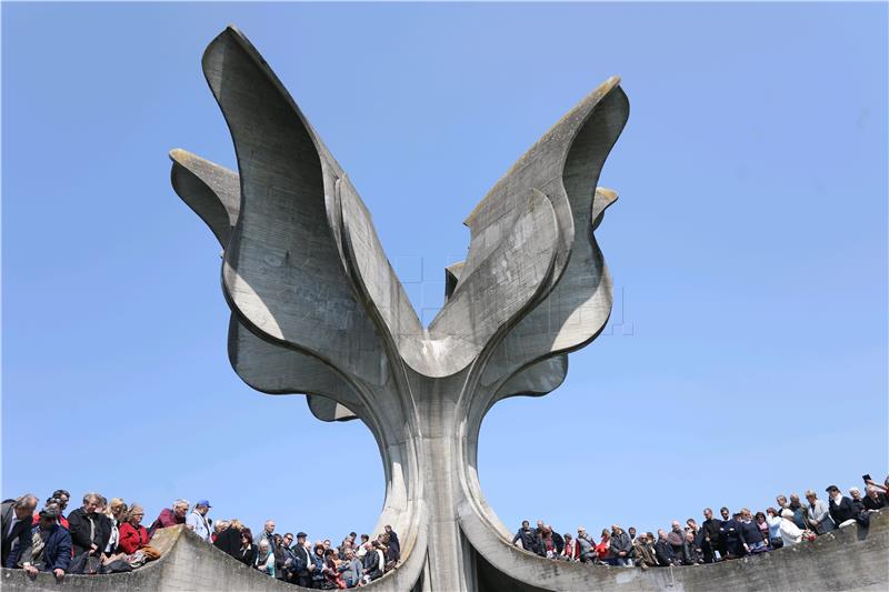 Komemoracija u ustaškom logoru Jasenovac u organizaciji SABA i SNV-a