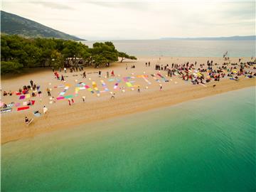 Akcija na bolskoj plaži Zlatni rat - ručnicima ispisali "Zauzeto"