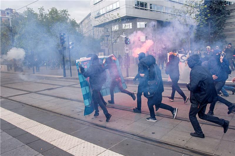 U Parizu sukob više stotina antifašističkih prosvjednika s policijom