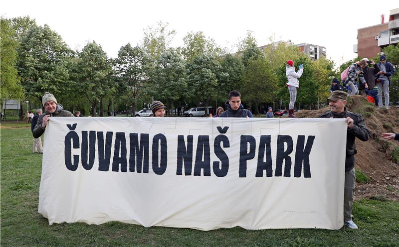 Članovi inicijative "Čuvamo naš park" priječe ulazak u park djelatnicima Zrinjevca