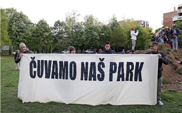 Članovi inicijative "Čuvamo naš park" priječe ulazak u park djelatnicima Zrinjevca